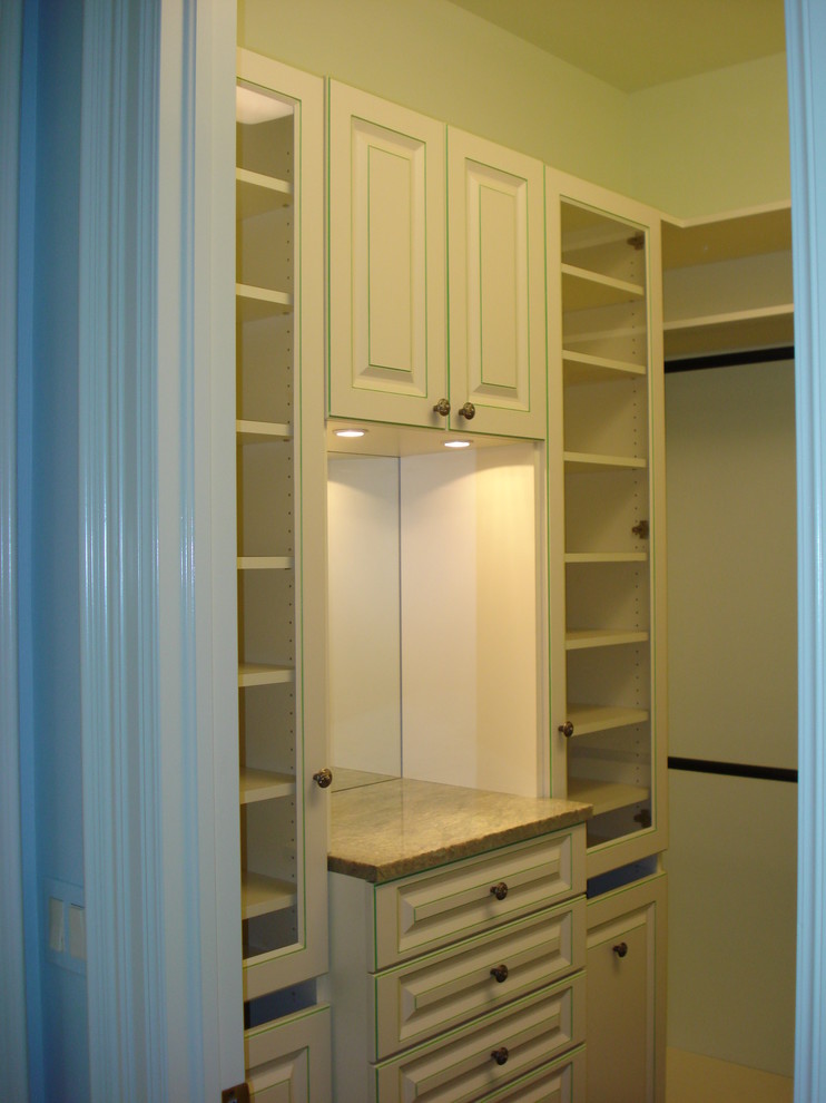 Diseño de armario vestidor unisex costero de tamaño medio con puertas de armario blancas