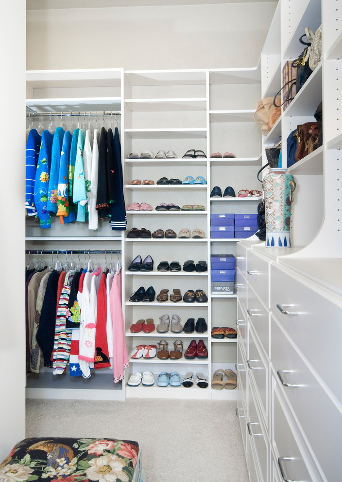 Foto de armario vestidor unisex tradicional de tamaño medio con armarios abiertos, puertas de armario blancas, moqueta y suelo beige