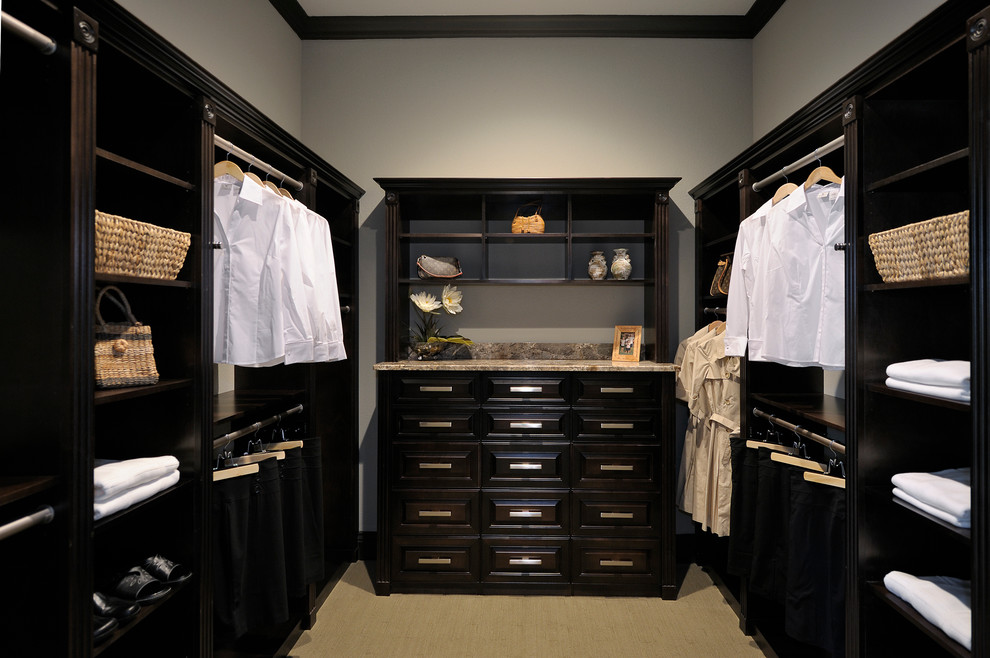 Diseño de armario vestidor unisex clásico renovado grande con armarios con paneles con relieve, puertas de armario de madera en tonos medios, moqueta y suelo beige