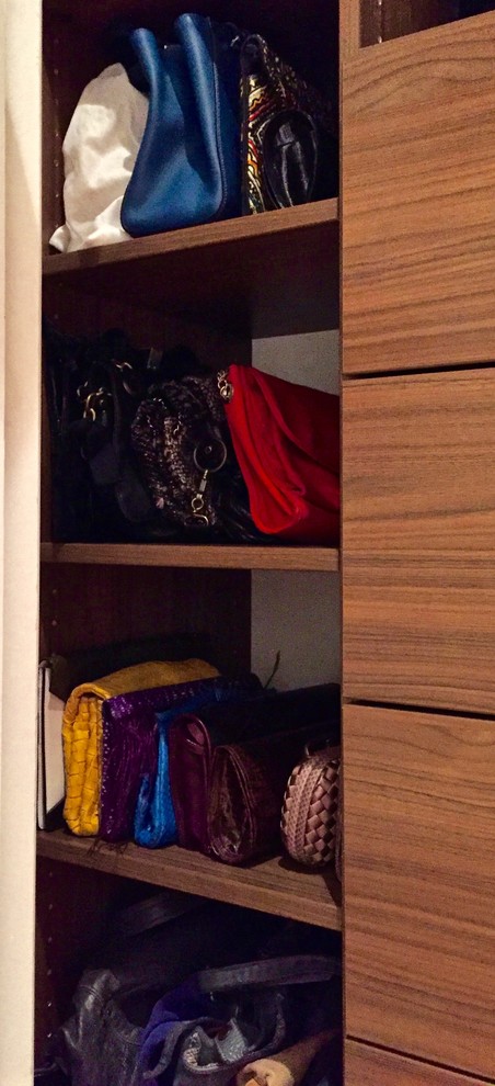 Idéer för ett mellanstort modernt walk-in-closet för kvinnor, med skåp i mörkt trä