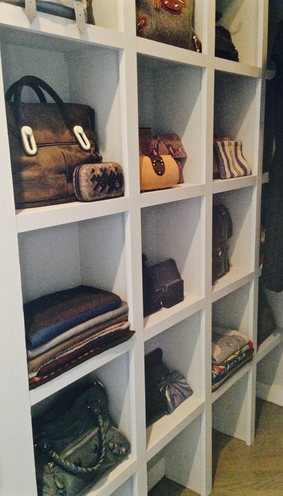 Foto de armario de mujer contemporáneo de tamaño medio