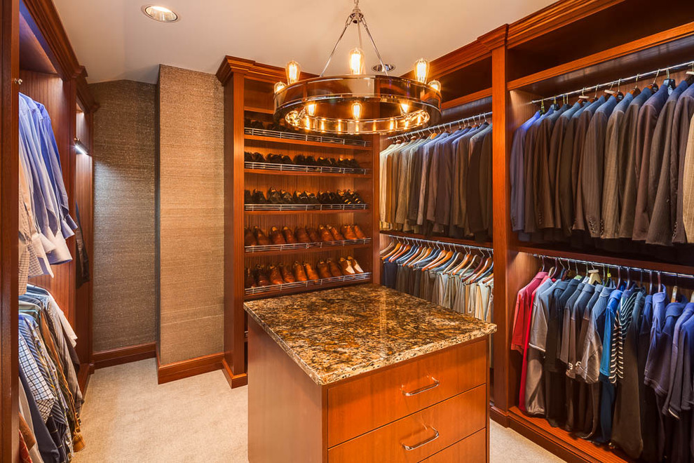 Inspiration pour un dressing room minimaliste en bois brun de taille moyenne pour un homme avec un placard à porte plane et moquette.