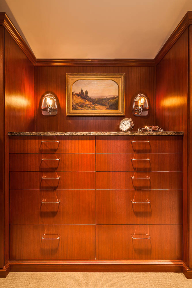 Idée de décoration pour un dressing room minimaliste en bois brun de taille moyenne pour un homme avec un placard à porte plane et moquette.