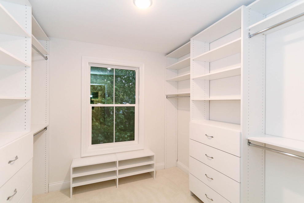 Стильный дизайн: гардеробная комната унисекс в стиле кантри с плоскими фасадами и белыми фасадами - последний тренд
