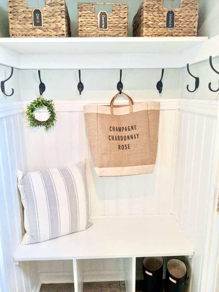Стильный дизайн: маленький шкаф в нише в морском стиле с полом из керамогранита и серым полом для на участке и в саду - последний тренд