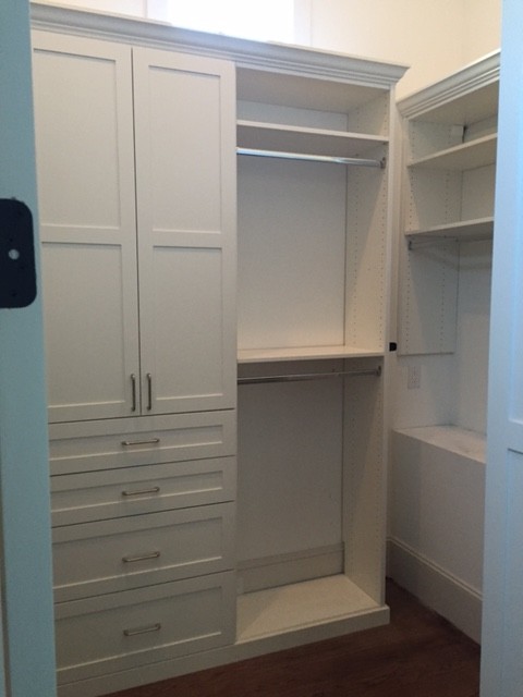 Diseño de armario vestidor unisex clásico de tamaño medio con armarios estilo shaker, puertas de armario blancas y suelo de madera oscura