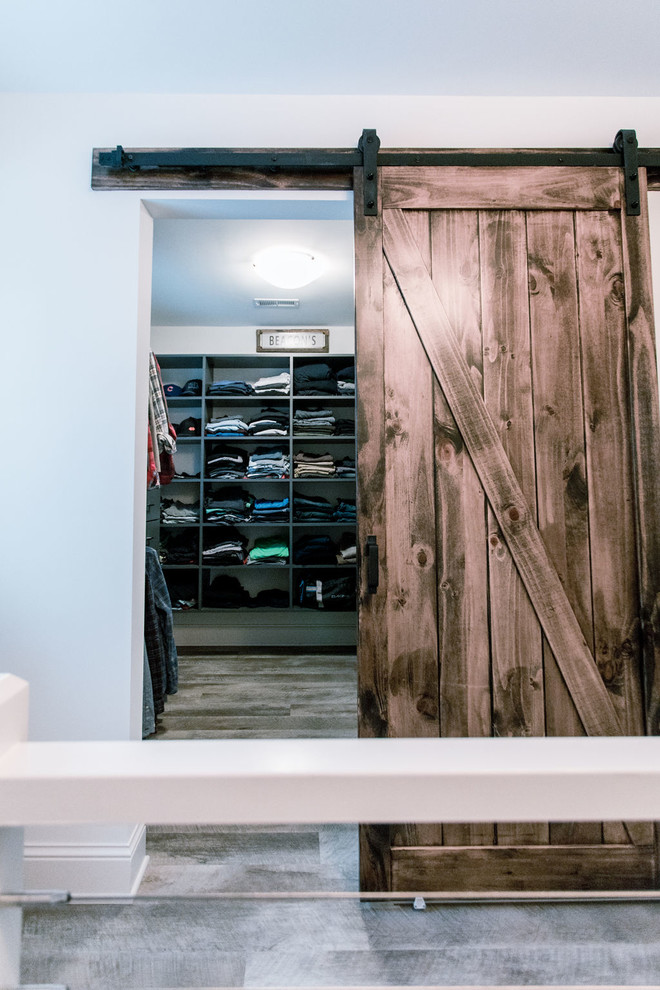 Foto de armario vestidor unisex romántico de tamaño medio con armarios abiertos, puertas de armario blancas, suelo de madera en tonos medios y suelo marrón