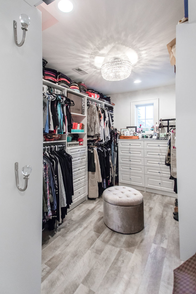 Bild på ett mellanstort shabby chic-inspirerat walk-in-closet för könsneutrala, med öppna hyllor, vita skåp, mellanmörkt trägolv och brunt golv