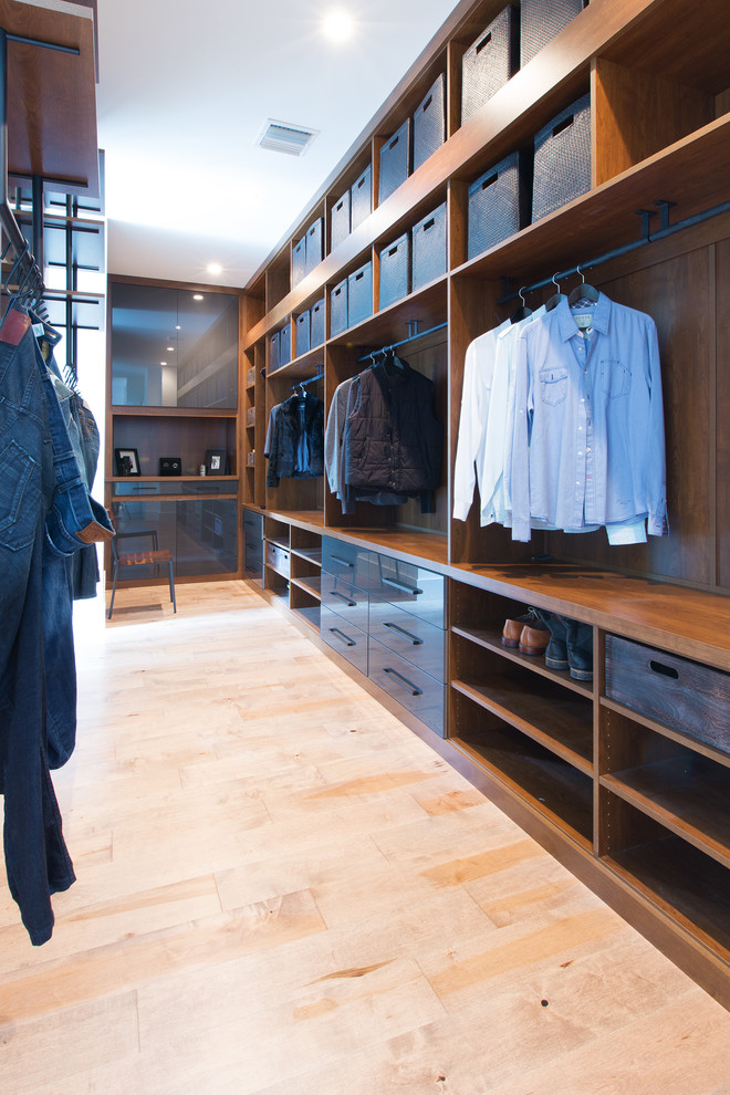 Foto de armario vestidor de hombre contemporáneo de tamaño medio con armarios abiertos, puertas de armario de madera en tonos medios, suelo de madera clara y suelo beige