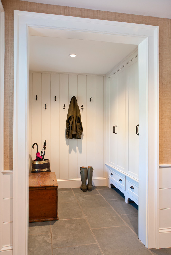 Ejemplo de vestidor clásico con armarios con paneles empotrados, puertas de armario blancas y suelo de baldosas de porcelana