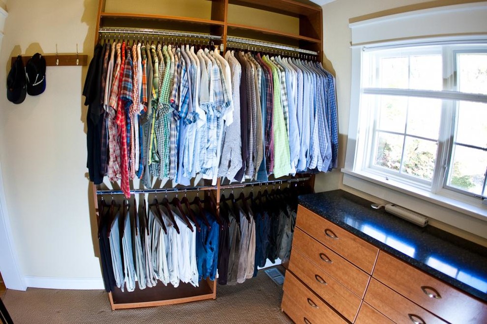 Ejemplo de armario vestidor de hombre contemporáneo de tamaño medio con armarios abiertos, puertas de armario de madera oscura y moqueta