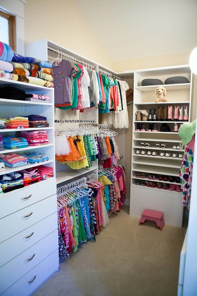 Ejemplo de armario vestidor de mujer moderno de tamaño medio con armarios abiertos, puertas de armario blancas y moqueta