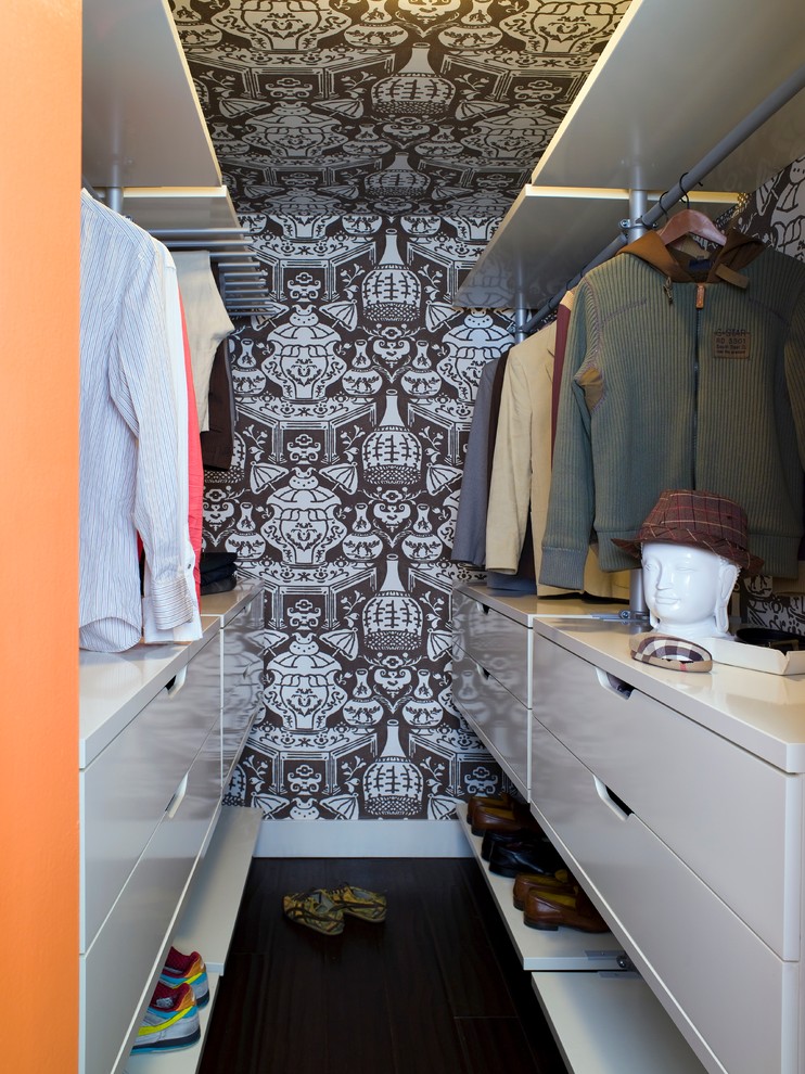 Стильный дизайн: гардеробная комната в современном стиле с плоскими фасадами и белыми фасадами для мужчин - последний тренд
