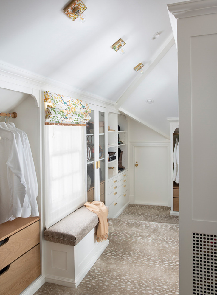 Источник вдохновения для домашнего уюта: гардеробная комната в классическом стиле с ковровым покрытием, открытыми фасадами, белыми фасадами, серым полом и сводчатым потолком для женщин
