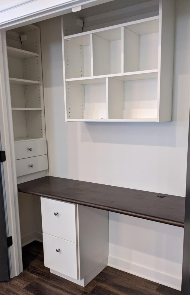 Modelo de armario minimalista pequeño con armarios con paneles lisos, puertas de armario blancas y suelo de madera en tonos medios