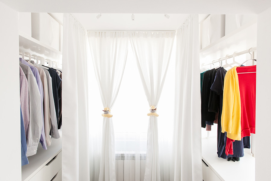 Kleines, Neutrales Modernes Ankleidezimmer mit Ankleidebereich und weißen Schränken in Sonstige