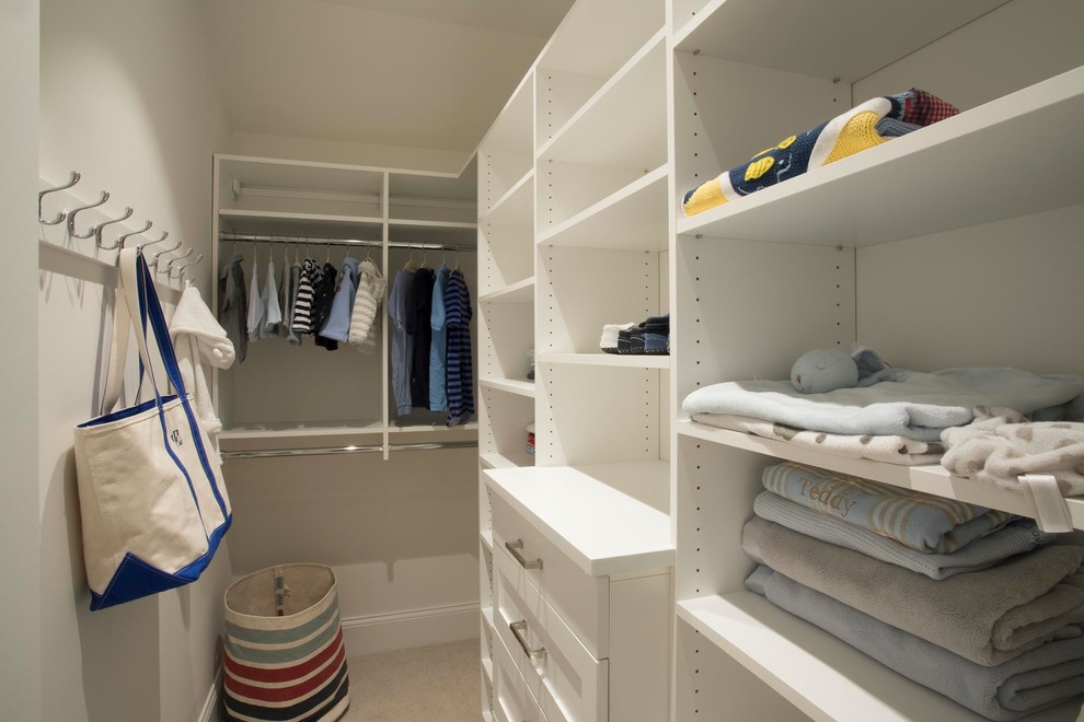 Ejemplo de armario vestidor unisex clásico pequeño con armarios abiertos, puertas de armario blancas, moqueta y suelo beige