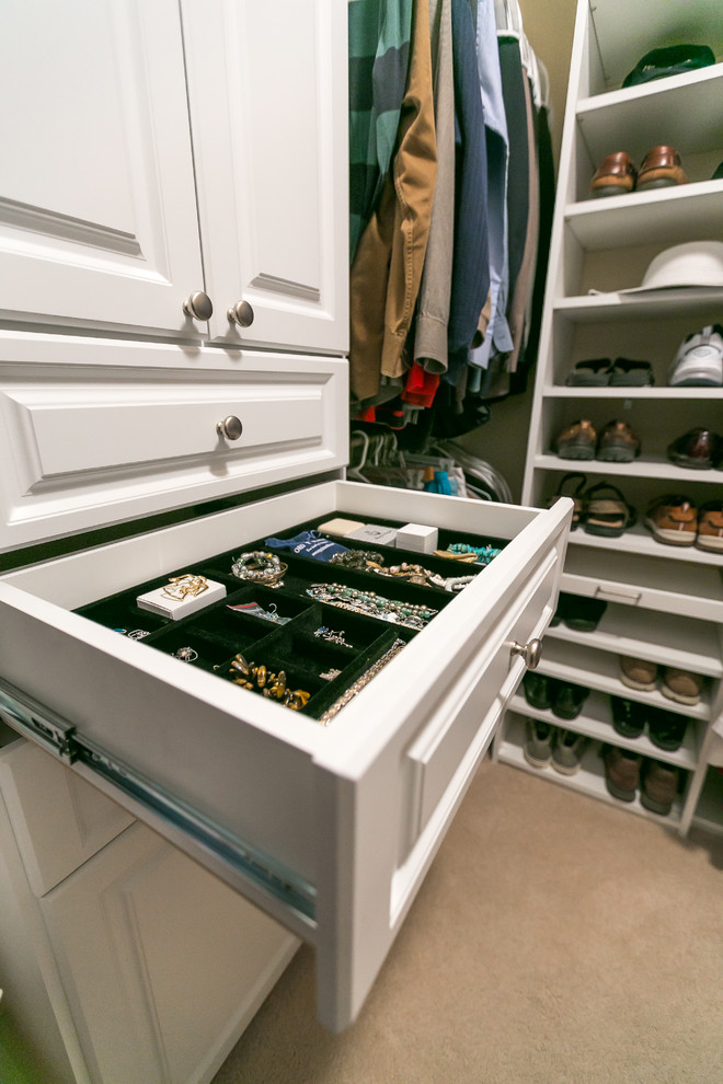 Diseño de armario vestidor unisex contemporáneo con armarios estilo shaker, puertas de armario blancas, moqueta y suelo beige
