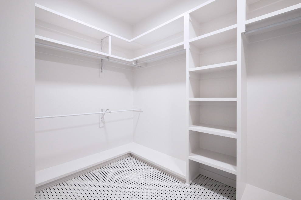 Стильный дизайн: огромная гардеробная комната в стиле кантри с полом из керамической плитки - последний тренд
