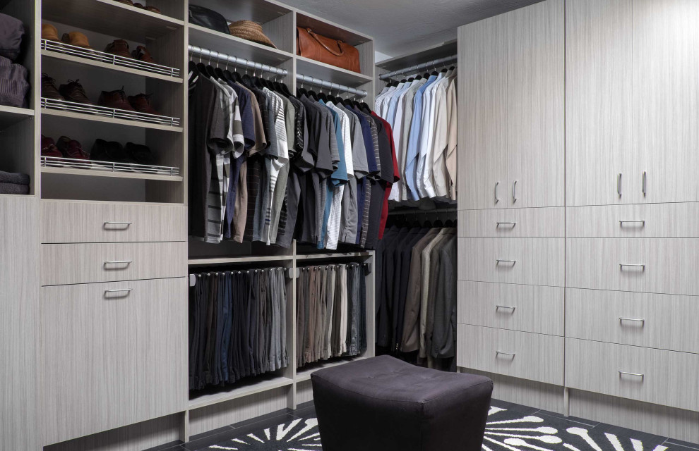 Imagen de armario vestidor de hombre urbano de tamaño medio con armarios con paneles lisos y puertas de armario grises