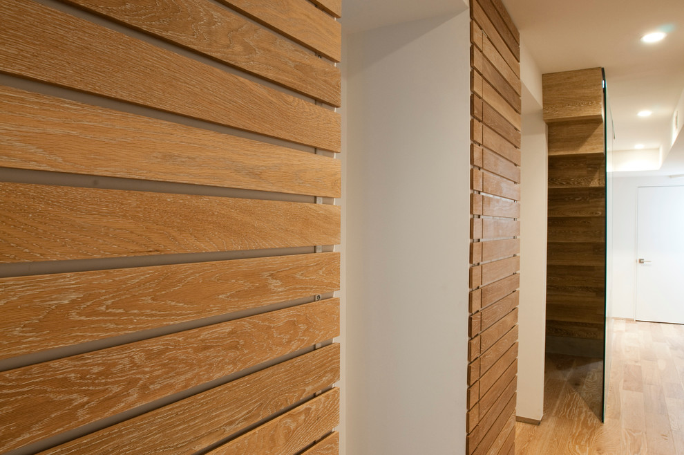 Foto de armario y vestidor moderno de tamaño medio con suelo de madera clara y puertas de armario de madera clara
