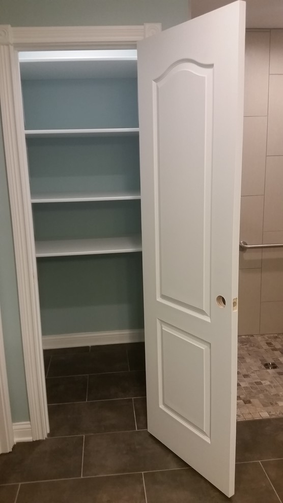 Modelo de armario unisex actual pequeño con armarios con paneles lisos, puertas de armario blancas y suelo de baldosas de porcelana