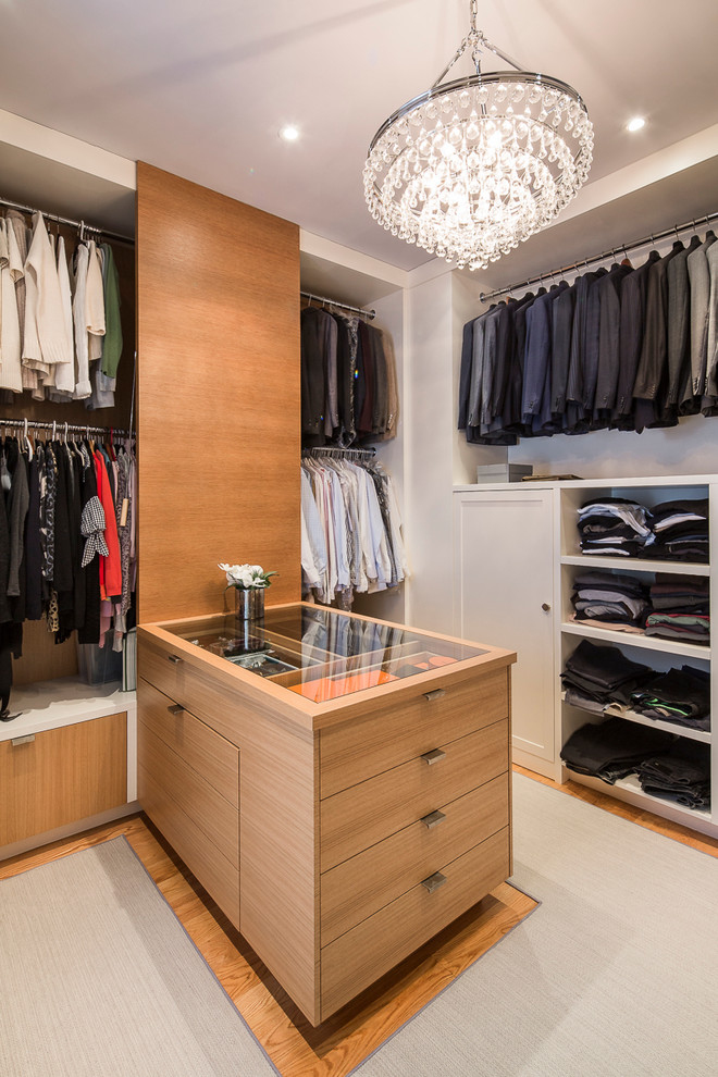 This is an example of a contemporary wardrobe in Toronto.