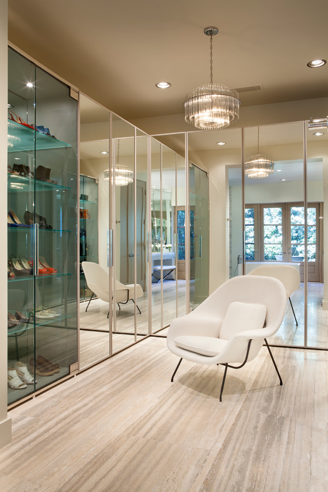 Neutrales Modernes Ankleidezimmer mit Ankleidebereich, flächenbündigen Schrankfronten und beigem Boden in Sonstige