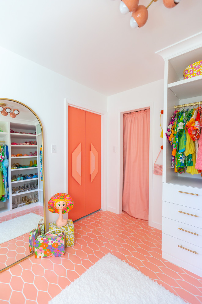 Inredning av ett modernt stort walk-in-closet för kvinnor, med vita skåp, klinkergolv i keramik, rosa golv och släta luckor
