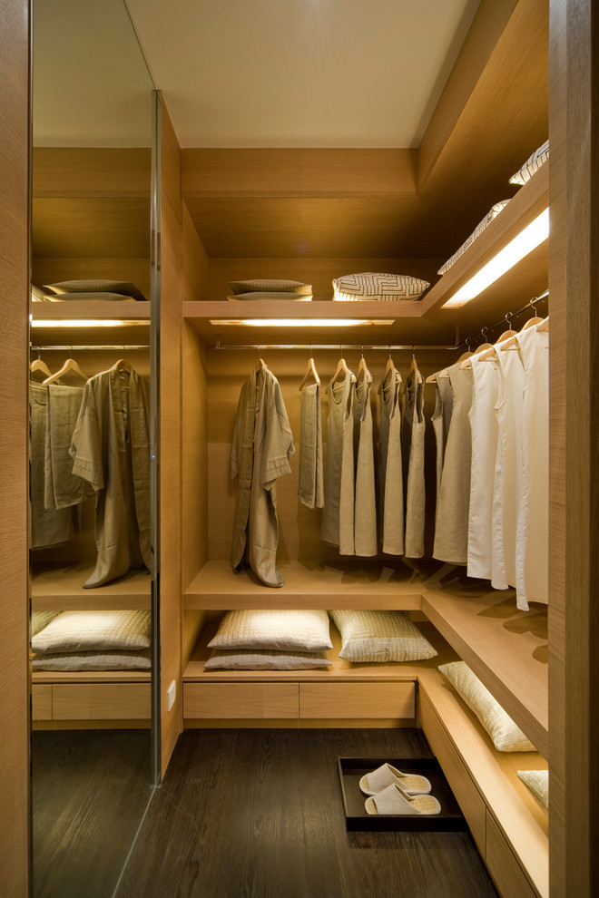 Ejemplo de armario y vestidor actual con suelo marrón