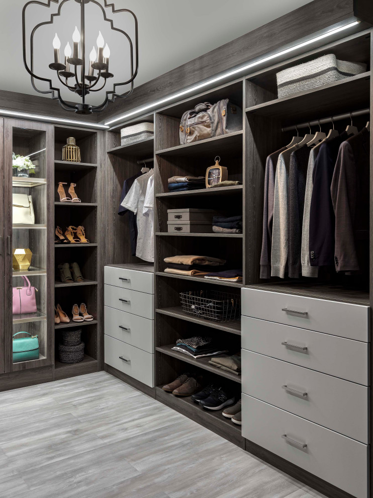 Foto de armario vestidor unisex tradicional renovado de tamaño medio con armarios con paneles lisos, puertas de armario grises y suelo gris