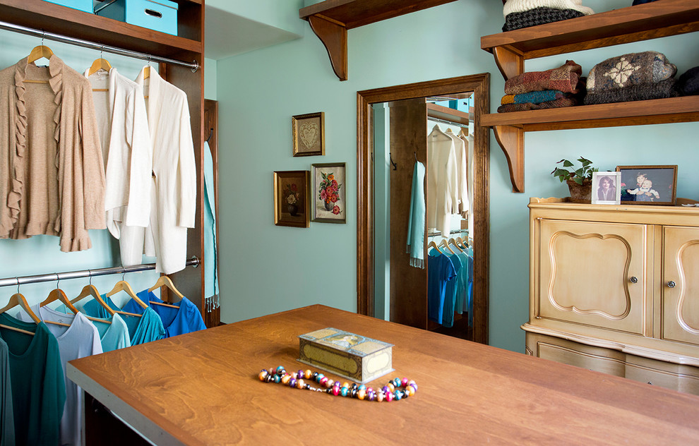 ボストンにあるトラディショナルスタイルのおしゃれなフィッティングルーム (オープンシェルフ、中間色木目調キャビネット) の写真