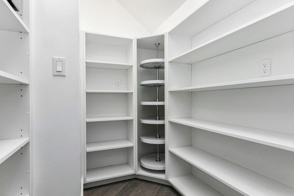 Modelo de armario vestidor unisex actual de tamaño medio con armarios abiertos, puertas de armario blancas, suelo de madera clara y suelo gris