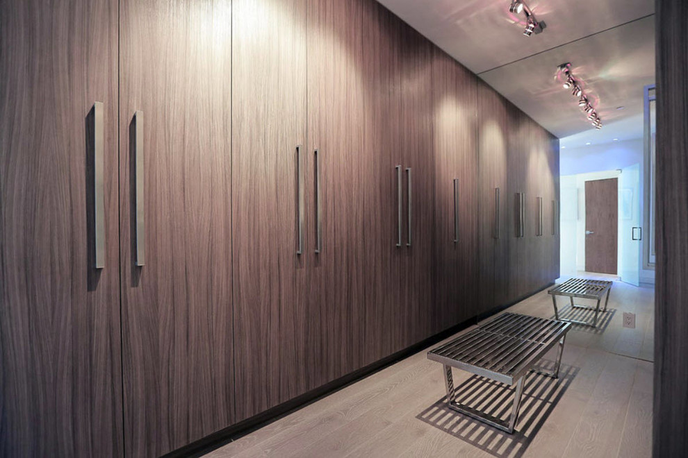 Großes, Neutrales Modernes Ankleidezimmer mit Ankleidebereich, flächenbündigen Schrankfronten, dunklen Holzschränken und braunem Holzboden in Los Angeles