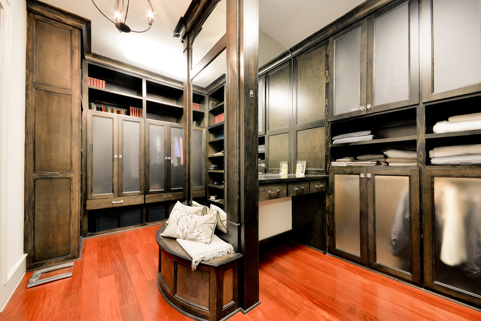 Modelo de armario vestidor contemporáneo grande con armarios tipo vitrina, puertas de armario de madera en tonos medios, suelo de madera en tonos medios y suelo marrón