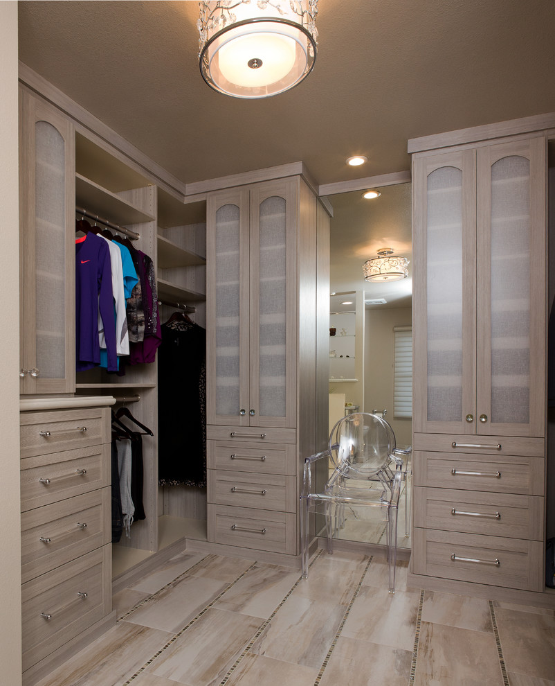 Idéer för ett litet modernt walk-in-closet för kvinnor, med luckor med infälld panel, grå skåp och klinkergolv i porslin