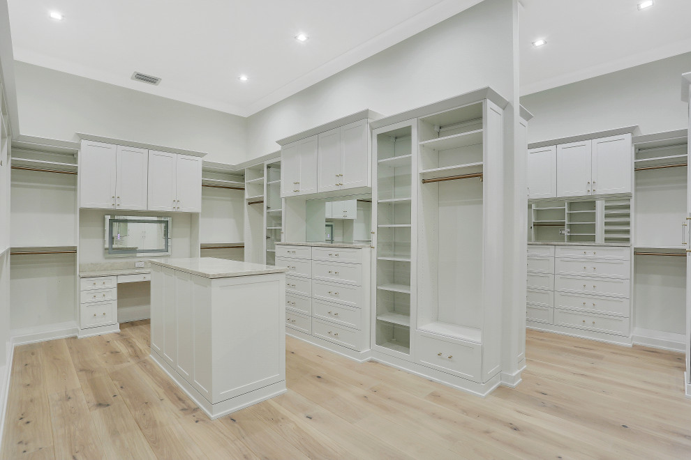Источник вдохновения для домашнего уюта: огромный встроенный шкаф унисекс в стиле неоклассика (современная классика) с белыми фасадами и светлым паркетным полом
