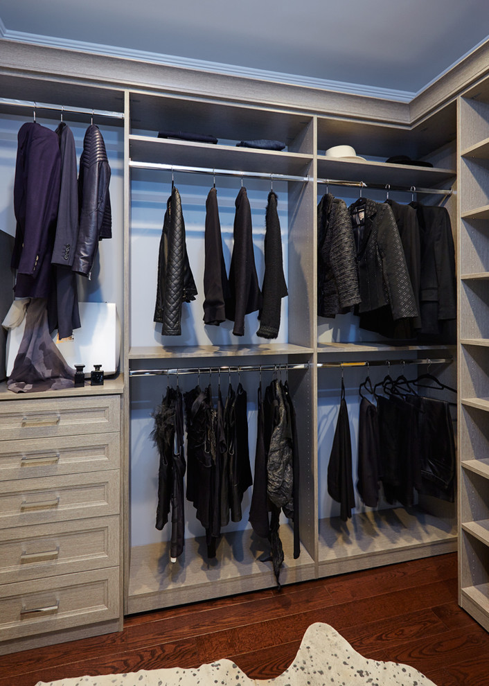 Mittelgroßer Klassischer Begehbarer Kleiderschrank mit offenen Schränken, grauen Schränken und braunem Holzboden in New York