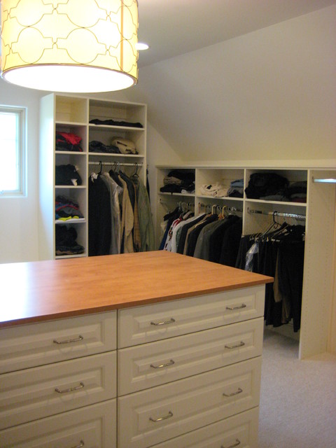 Contemporary walk in closet in Oak Brook - Modern - Ankleidezimmer