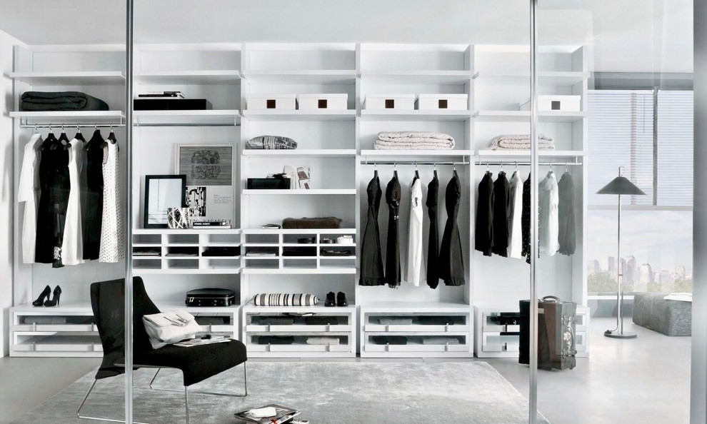 На фото: большая гардеробная комната унисекс в современном стиле с открытыми фасадами, белыми фасадами и серым полом с