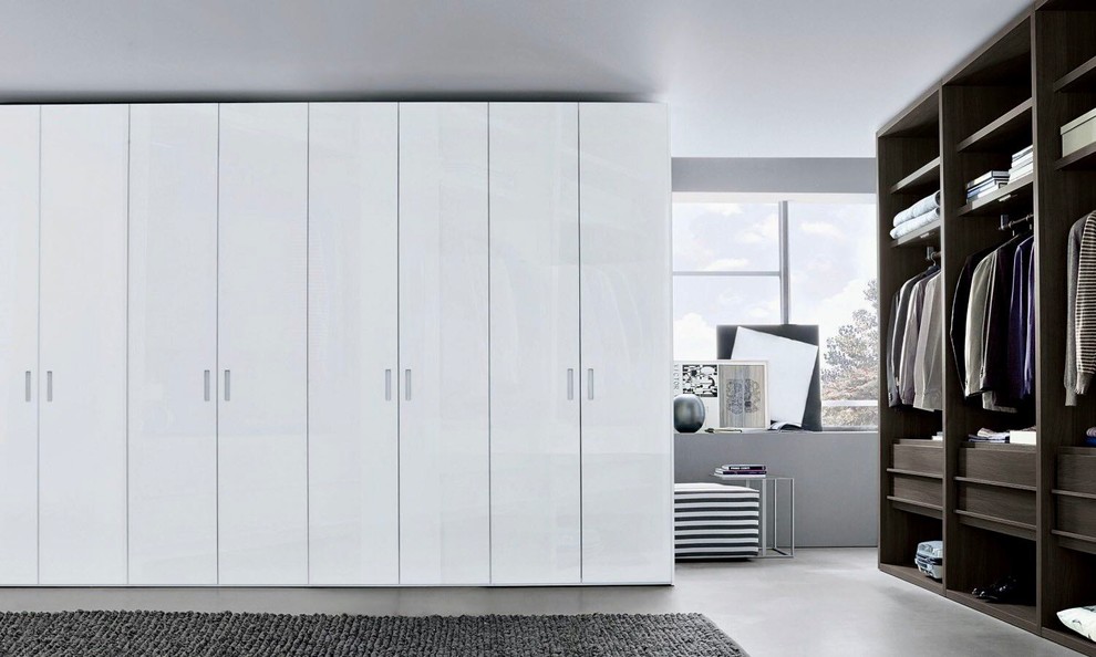 Идея дизайна: большой шкаф в нише унисекс в современном стиле с плоскими фасадами, белыми фасадами, паркетным полом среднего тона и серым полом