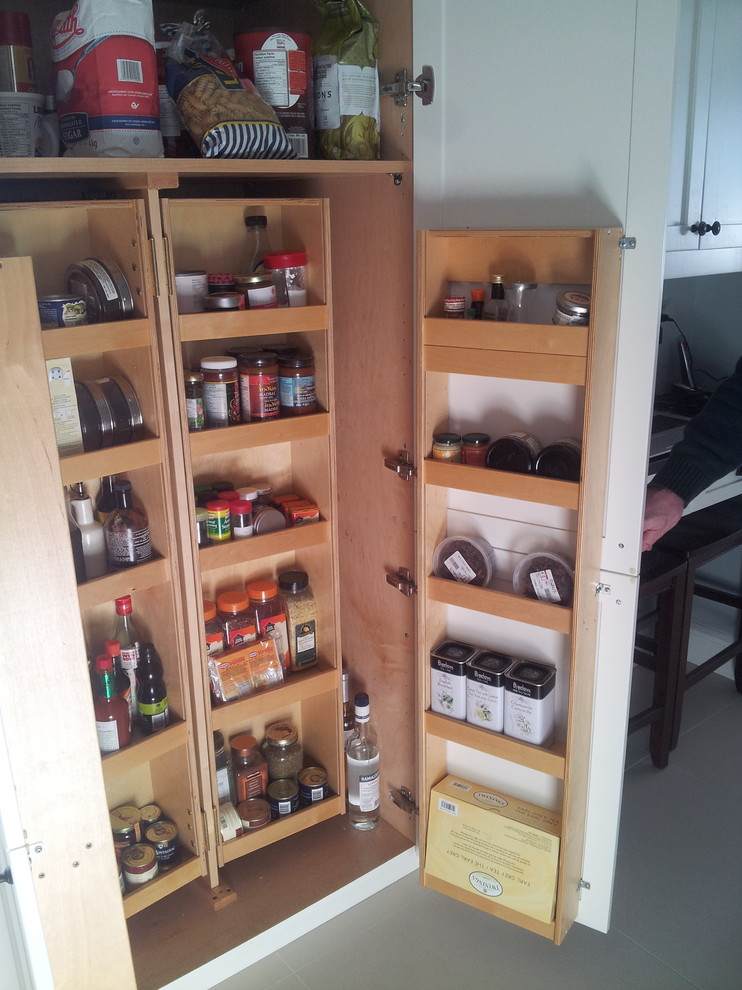 Contemporary white kitchen with quartz counter top Classique Chic