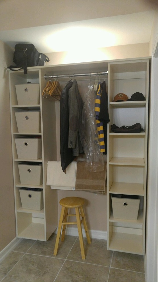Imagen de armario vestidor unisex contemporáneo de tamaño medio con puertas de armario blancas y suelo de baldosas de cerámica