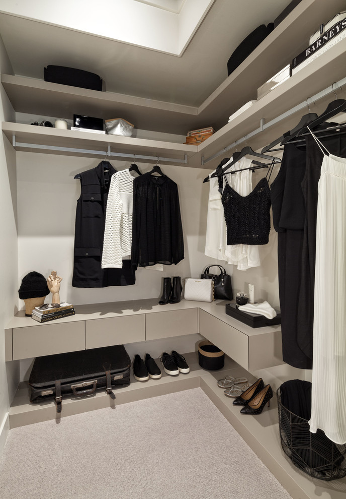 Foto de armario unisex contemporáneo pequeño con armarios con paneles lisos, puertas de armario beige y moqueta
