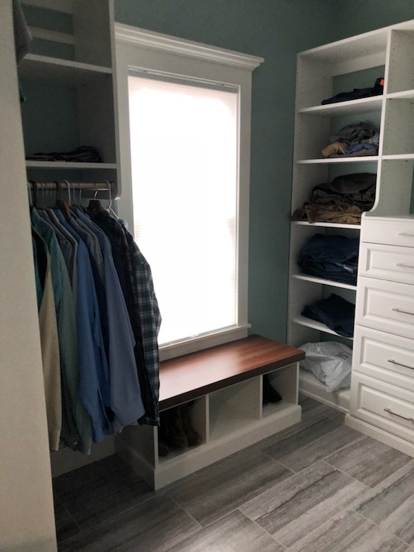 Foto de armario vestidor unisex tradicional de tamaño medio con armarios con paneles con relieve, puertas de armario blancas, suelo de baldosas de porcelana y suelo gris