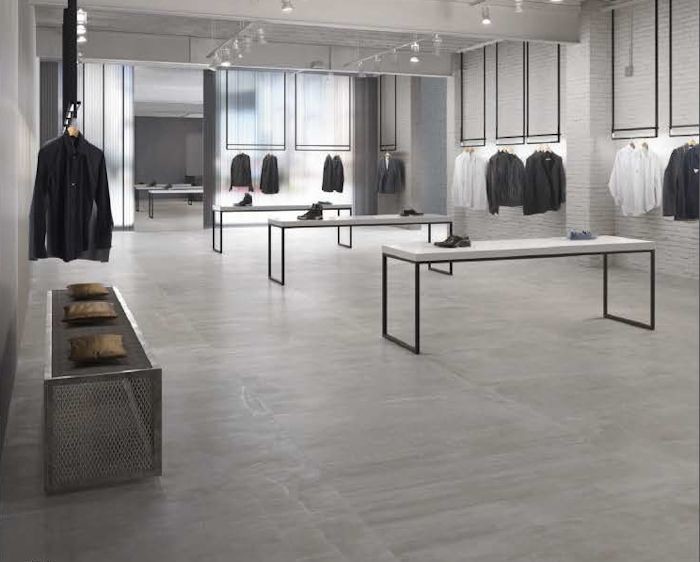 Esempio di un ampio spazio per vestirsi unisex contemporaneo con nessun'anta, ante grigie, pavimento in cemento e pavimento grigio