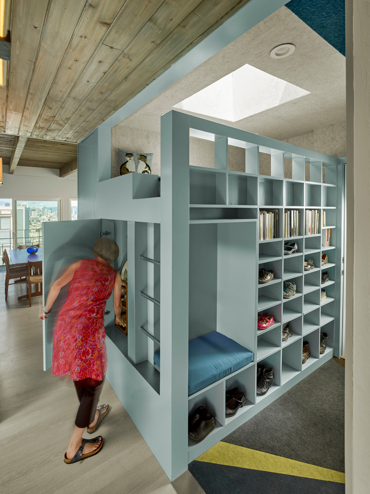 Inspiration för ett funkis walk-in-closet, med öppna hyllor, blå skåp och grått golv