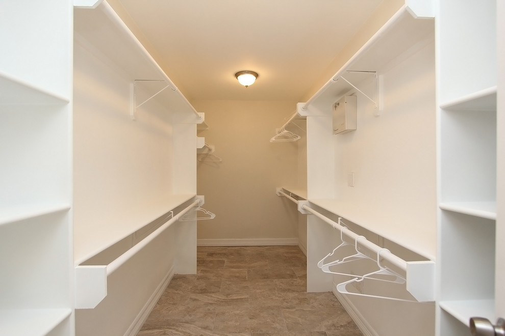 Idéer för mellanstora amerikanska walk-in-closets för könsneutrala, med öppna hyllor, vita skåp, klinkergolv i keramik och beiget golv
