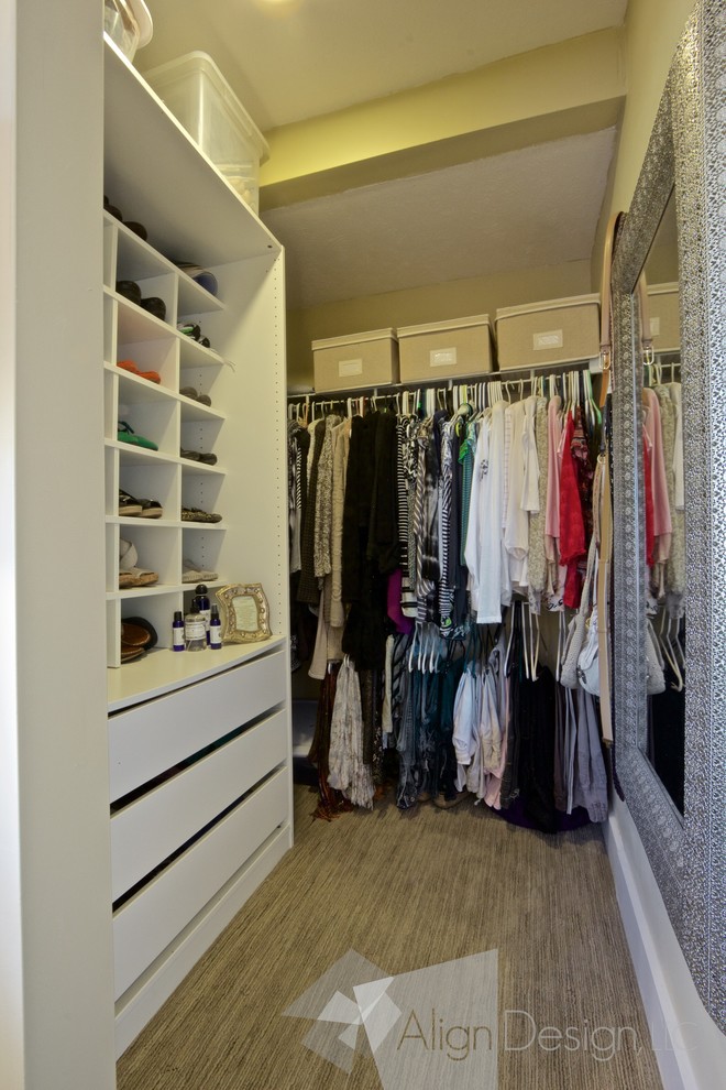 Inredning av ett klassiskt mellanstort walk-in-closet för kvinnor, med vita skåp och heltäckningsmatta