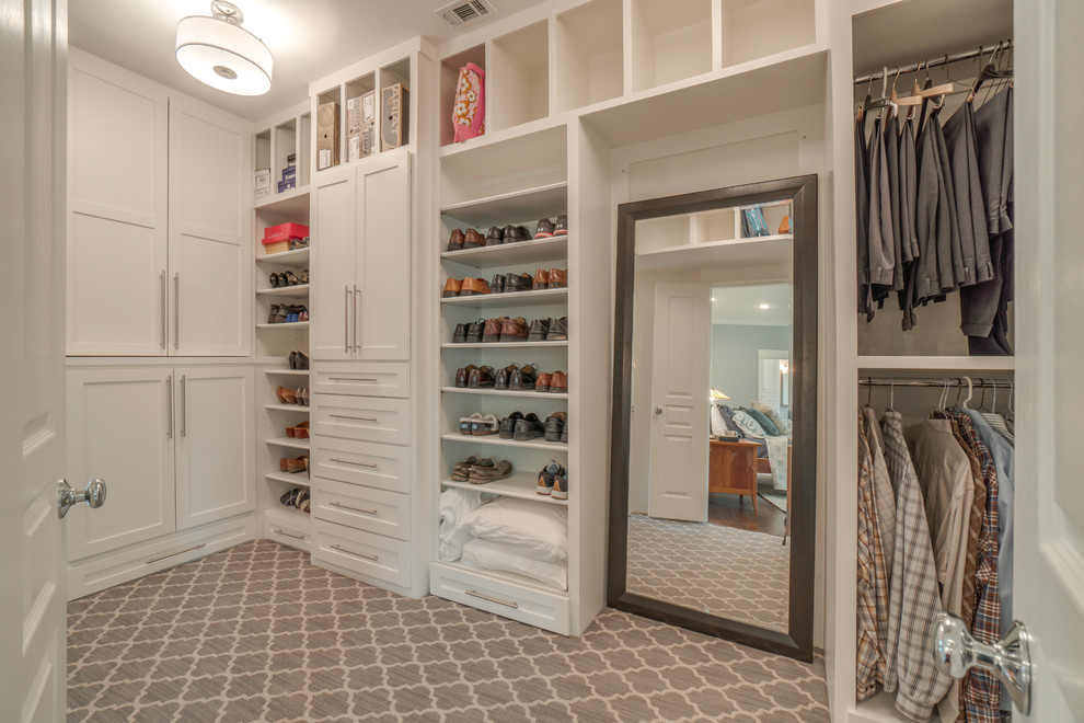 Ejemplo de armario vestidor unisex tradicional renovado grande con armarios estilo shaker, puertas de armario blancas, moqueta y suelo gris